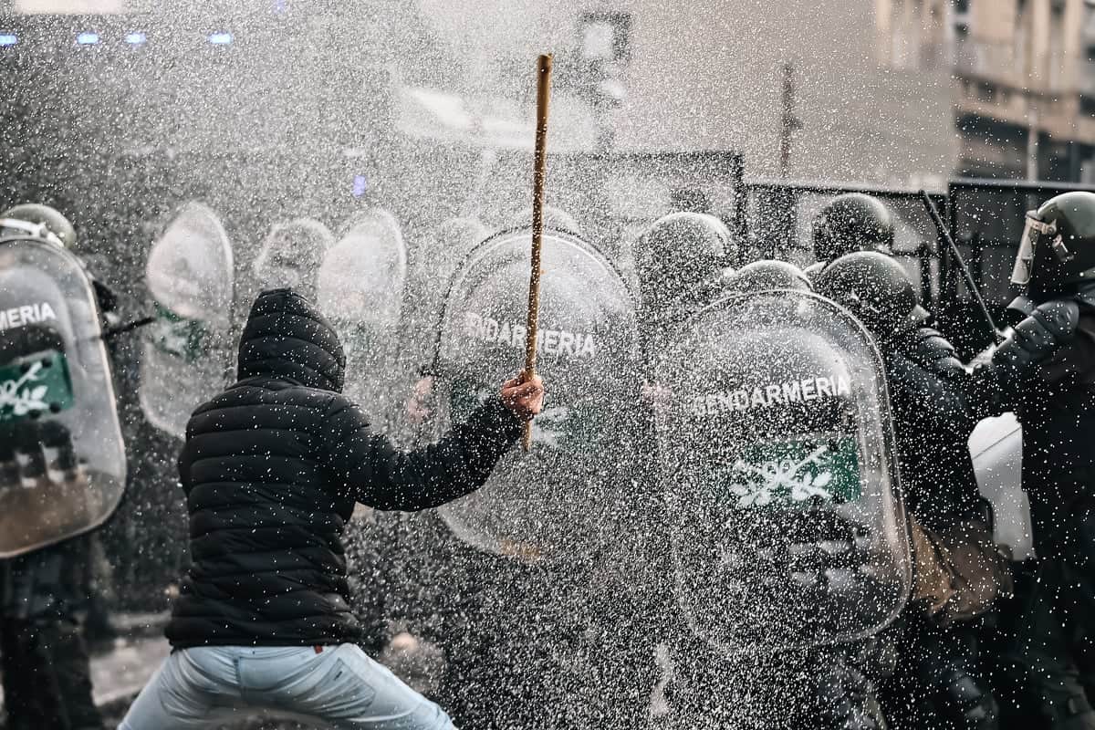 Veliki nemiri u Buenos Airesu nakon što je Milei najavio smanjenje penzija i plata