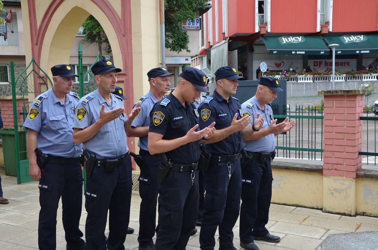 Polaganjem cvijeća u Velikoj Kladuši obilježen Dan policije Unsko-sanskog kantona